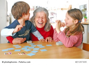 Oma lacht mit Enkelkindern
